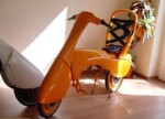 Futuristisches Design: der Elektroroller MOVEO lässt für einen bequemen Transport sich teilen und falten