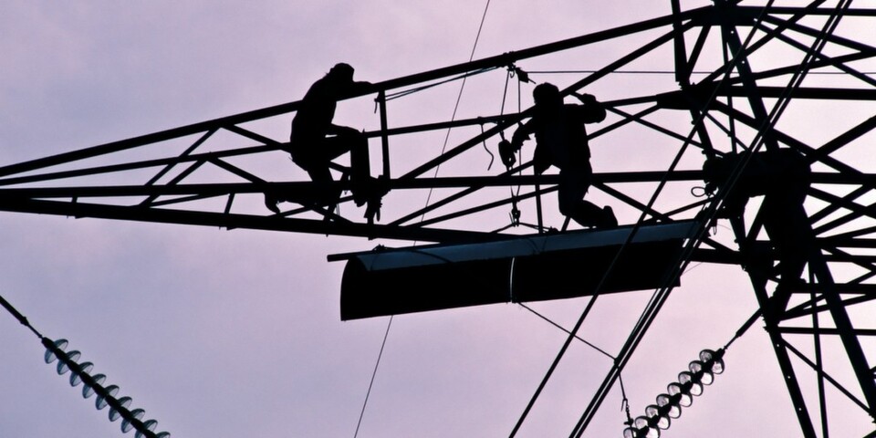 Beim Schutz von kritischer Infrastruktur geht es nicht in erster Linie um den Schutz von IT-Systemen, sondern um ein Gesamtkonzept, das physische Sicherheit, menschliche Sicherheit und IT-Security verbindet. Beim Schutz von kritischer Infrastruktur geht es nicht in erster Linie um den Schutz von IT-Systemen, sondern um ein Gesamtkonzept, das physische Sicherheit, menschliche Sicherheit und IT-Security verbindet.