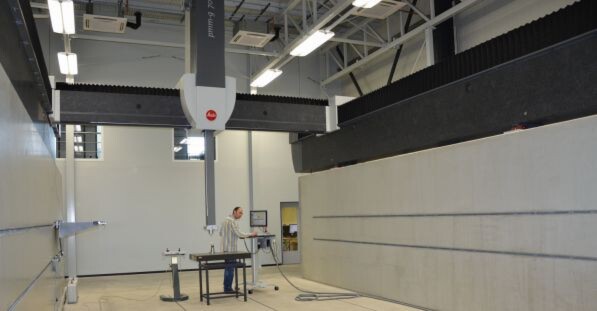 Messen im XXL-Format: Pfrang-Tec in Meißen besitzt die derzeit größte Koordinatenmessemaschine der Welt mit einem Messbereich von 7000 mm x 4000 mm x 3000 mm. Messen im XXL-Format: Pfrang-Tec in Meißen besitzt die derzeit größte Koordinatenmessemaschine der Welt mit einem Messbereich von 7000 mm x 4000 mm x 3000 mm.