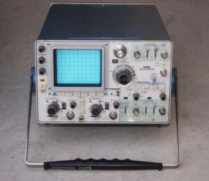 Bild 1: Ein Beispiel für ein analoges Oszilloskop. Das Modell 485 von Tektronix bot 350 MHz und ist ein Dual-Channel-Instrument. Es kam im Jahr 1973 auf den Markt. Bild 1: Ein Beispiel für ein analoges Oszilloskop. Das Modell 485 von Tektronix bot 350 MHz und ist ein Dual-Channel-Instrument. Es kam im Jahr 1973 auf den Markt.