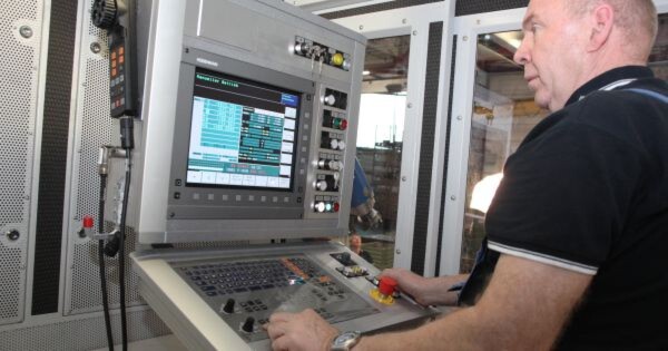 Mit neuen Komponenten, moderner Steuerung und komplett ausgewechselten Platinen ist eine SHW-Gebrauchtmaschine zu 95 % auf dem technischen Stand einer Neumaschine. Mit neuen Komponenten, moderner Steuerung und komplett ausgewechselten Platinen ist eine SHW-Gebrauchtmaschine zu 95 % auf dem technischen Stand einer Neumaschine.