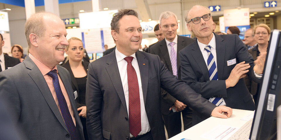 Bundesinnenminister Hans-Peter Friedrich informiert sich am AKDB-Stand über Einsatzmöglichkeiten des nPA im eGovernment Bundesinnenminister Hans-Peter Friedrich informiert sich am AKDB-Stand über Einsatzmöglichkeiten des nPA im eGovernment