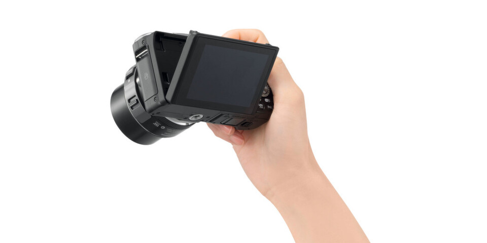 Das 7,5 Zentimeter große Display ist um 180 Grad nach oben und um 45 Grad nach unten klappbar. Das 7,5 Zentimeter große Display ist um 180 Grad nach oben und um 45 Grad nach unten klappbar.