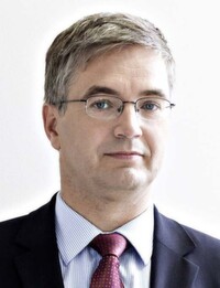 Hat im Moment keine Veranlassung das Umwelt-Zertifikat zu erwerben: "Es gibt sehr viele Zerfikate, die Energie-Effizien im Rechenzentrum belegen", sagt Sebastian Brandis, Geschäftsführer der E-Shelter Facility Services. Hat im Moment keine Veranlassung das Umwelt-Zertifikat zu erwerben: "Es gibt sehr viele Zerfikate, die Energie-Effizien im Rechenzentrum belegen", sagt Sebastian Brandis, Geschäftsführer der E-Shelter Facility Services.