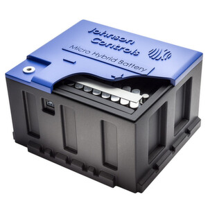 Johnson Controls Power Solutions hat auf der Hannover Messe erstmals in Europa ein Muster seiner neuen 48-Volt-Micro-Hybrid-Batterie vorgestellt. Es handelt sich um einen Lithium-Ionen-Speicher mittlerer Spannung, der gemeinsam mit einer 12-Volt-Starterbatterie im Fahrzeug nutzbar ist. Johnson Controls Power Solutions hat auf der Hannover Messe erstmals in Europa ein Muster seiner neuen 48-Volt-Micro-Hybrid-Batterie vorgestellt. Es handelt sich um einen Lithium-Ionen-Speicher mittlerer Spannung, der gemeinsam mit einer 12-Volt-Starterbatterie im Fahrzeug nutzbar ist.