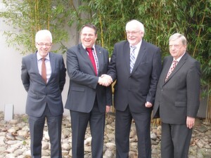 Schulterschluss für eine bessere Interessenvertretung der Alfa-Händler: (v.li.) Karl Kleba, Karl Jungkeit, Wilfried Blöbaum und Horst Hohlheimer. (zum Vergrößern bitte Bild klicken) Schulterschluss für eine bessere Interessenvertretung der Alfa-Händler: (v.li.) Karl Kleba, Karl Jungkeit, Wilfried Blöbaum und Horst Hohlheimer. (zum Vergrößern bitte Bild klicken)