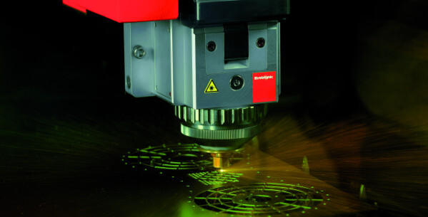 Bei Bystronic richtet sich das Augenmerk auf die Erfüllung des Kundenwunsches nach einer möglichst mannlosen Fertigung mittels Laserschneiden. Zusatzanlagen, Steuerungsmodule und neue Funktionen an der Maschine selbst, sollen dieser Forderung entgegen kommen. Bei Bystronic richtet sich das Augenmerk auf die Erfüllung des Kundenwunsches nach einer möglichst mannlosen Fertigung mittels Laserschneiden. Zusatzanlagen, Steuerungsmodule und neue Funktionen an der Maschine selbst, sollen dieser Forderung entgegen kommen.
