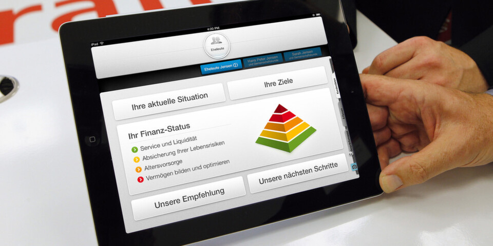 Um Anwendungen wie die Berater-App sicher bereitstellen zu können, hat die Finanz Informatik eine eigene MDM-Lösung entwickelt. Um Anwendungen wie die Berater-App sicher bereitstellen zu können, hat die Finanz Informatik eine eigene MDM-Lösung entwickelt.