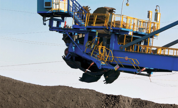 Fig. 2: When stacking coal, the height of the stockpile is restricted to prevent self-ignition. Fig. 2: When stacking coal, the height of the stockpile is restricted to prevent self-ignition.