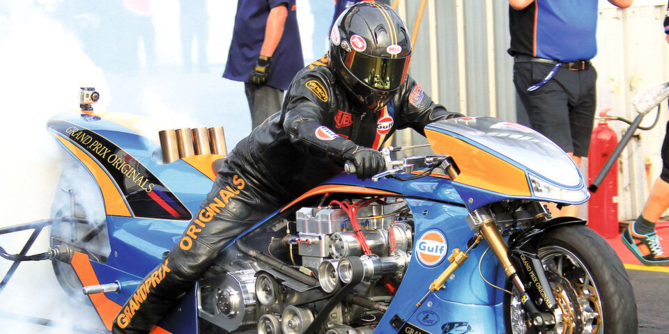 Volle Konzentration am Start: Der fünffache Europameister Ian King stellt vor jedem Rennen die Komponenten seines Drag Racers mit Hilfe exakter Messdaten vom Getriebeausgang optimal aufeinander ein. Volle Konzentration am Start: Der fünffache Europameister Ian King stellt vor jedem Rennen die Komponenten seines Drag Racers mit Hilfe exakter Messdaten vom Getriebeausgang optimal aufeinander ein.