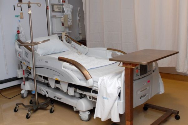 Ein Studienzimmer am Ralph H. Johnson Veteran Affairs Medical Center in Charleston: Bettengriffe, Beistelltisch und Infusionsständer aus antimikrobiellen Kupferwerkstoffen reduzieren das Infektionsrisiko auf hochfrequenten Kontaktflächen. Ein Studienzimmer am Ralph H. Johnson Veteran Affairs Medical Center in Charleston: Bettengriffe, Beistelltisch und Infusionsständer aus antimikrobiellen Kupferwerkstoffen reduzieren das Infektionsrisiko auf hochfrequenten Kontaktflächen.