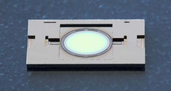 Die Mikrospiegel des IPMS sind 6 mal 8 mm groß und bieten mehr Fläche als herkömmliche Modelle. Damit lassen sich auch Laserstrahlen mit großem Durchmesser führen. Die Mikrospiegel des IPMS sind 6 mal 8 mm groß und bieten mehr Fläche als herkömmliche Modelle. Damit lassen sich auch Laserstrahlen mit großem Durchmesser führen.