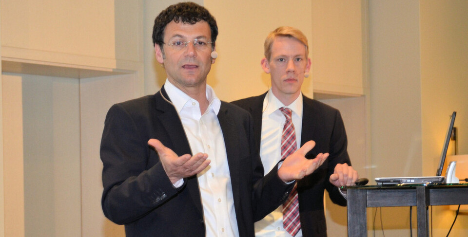 Uli Seibold von HP (vorn) und Philipp Stute von Janz IT zeigten auf dem HSP Summit 2013 den Weg vom Systemhaus zum Service-Provider auf. Uli Seibold von HP (vorn) und Philipp Stute von Janz IT zeigten auf dem HSP Summit 2013 den Weg vom Systemhaus zum Service-Provider auf.