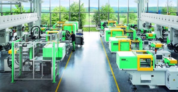 Draußen und drinnen grün: Arburg setzt seit jeher auf Ressourceneffizienz. Jetzt verstärkt das Unternehmen sein Engagement mit einem Energiemanagementsystem. Draußen und drinnen grün: Arburg setzt seit jeher auf Ressourceneffizienz. Jetzt verstärkt das Unternehmen sein Engagement mit einem Energiemanagementsystem.