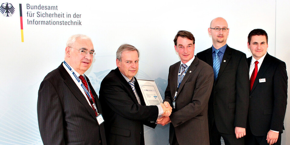 BSI-Abteilungspräsident Bernd Kowalski sowie die INFODAS-Auditoren Dr. Gerhard Weck (v. l.) und Carsten Schulz (r.) gratulieren dem Informationssicherheitsmanager Axel Köster (Mitte) und dem Projektleiter Jan-Peter Schulz (2. v. r.) von der DVZ M-V GmbH zur erfolgreichen Zertifizierung BSI-Abteilungspräsident Bernd Kowalski sowie die INFODAS-Auditoren Dr. Gerhard Weck (v. l.) und Carsten Schulz (r.) gratulieren dem Informationssicherheitsmanager Axel Köster (Mitte) und dem Projektleiter Jan-Peter Schulz (2. v. r.) von der DVZ M-V GmbH zur erfolgreichen Zertifizierung