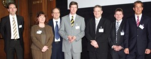 Dr.-Ing. Sascha Klappert vom Fraunhofer IPT (links) und die Ausgezeichneten: Stephanie Dethier und Arto Arola, Nokia; Martin Kuhn, BMW, Albrecht Hänel, Bühler AG; Christian Zöllner, Bühler GmbH, Dr.-Ing. Gunnar Güthenke, Daimler-Chrysler (von links). Nicht im Bild die Teilnehmer von ZF Friedrichshafen. Bild: Annedore Munde
