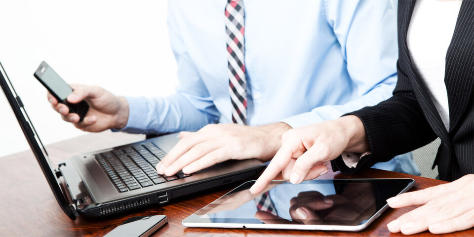 Bring your own Device: Mobiles Arbeiten via Smartphone und Tablet hält immer mehr Einzug in den Arbeitsalltag. Unternehmen sollten daher eine entsprechende Sicherheitsstrategie entwickeln. Bring your own Device: Mobiles Arbeiten via Smartphone und Tablet hält immer mehr Einzug in den Arbeitsalltag. Unternehmen sollten daher eine entsprechende Sicherheitsstrategie entwickeln.