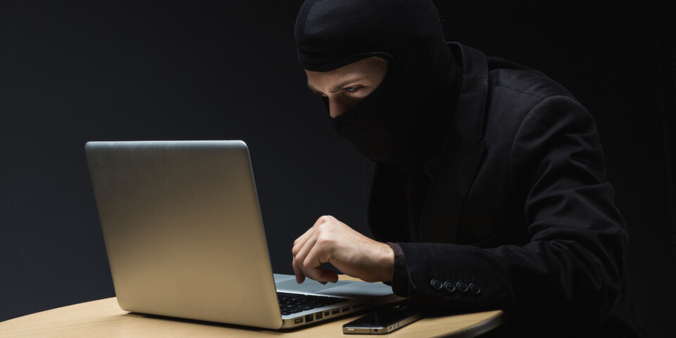 Um die drohenden Attacken zu erkennen, verknüpft die HPI-Plattform die ermittelten und gesammelten Informationen über das Laufzeit-Verhalten von Zielsystem und Netzwerk mit den ausgewerteten Beschreibungen bekannter Schwachstellen aus der HPI-VDB-Datenbank Um die drohenden Attacken zu erkennen, verknüpft die HPI-Plattform die ermittelten und gesammelten Informationen über das Laufzeit-Verhalten von Zielsystem und Netzwerk mit den ausgewerteten Beschreibungen bekannter Schwachstellen aus der HPI-VDB-Datenbank
