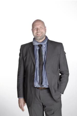 Key Account Manager Jochen Schmidt-Nawrot: „Pharmaunternehmen wollen von der Rohwasseraufbereitung über Verteilung und Lagerung bis hin zur WFi- und Reinstdampferzeugung alles aus einer Hand, und das schlüsselfertig, weil damit das finanzielle Risiko auf das Engineeeringunternehmen übergeht.“ Key Account Manager Jochen Schmidt-Nawrot: „Pharmaunternehmen wollen von der Rohwasseraufbereitung über Verteilung und Lagerung bis hin zur WFi- und Reinstdampferzeugung alles aus einer Hand, und das schlüsselfertig, weil damit das finanzielle Risiko auf das Engineeeringunternehmen übergeht.“