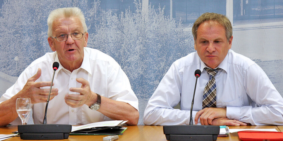 Ministerpräsident Winfried Kretschmann und Innenminister Reinhold Gall stellen die vom Kabinett beschlossene IT-Neuordnung vor Ministerpräsident Winfried Kretschmann und Innenminister Reinhold Gall stellen die vom Kabinett beschlossene IT-Neuordnung vor