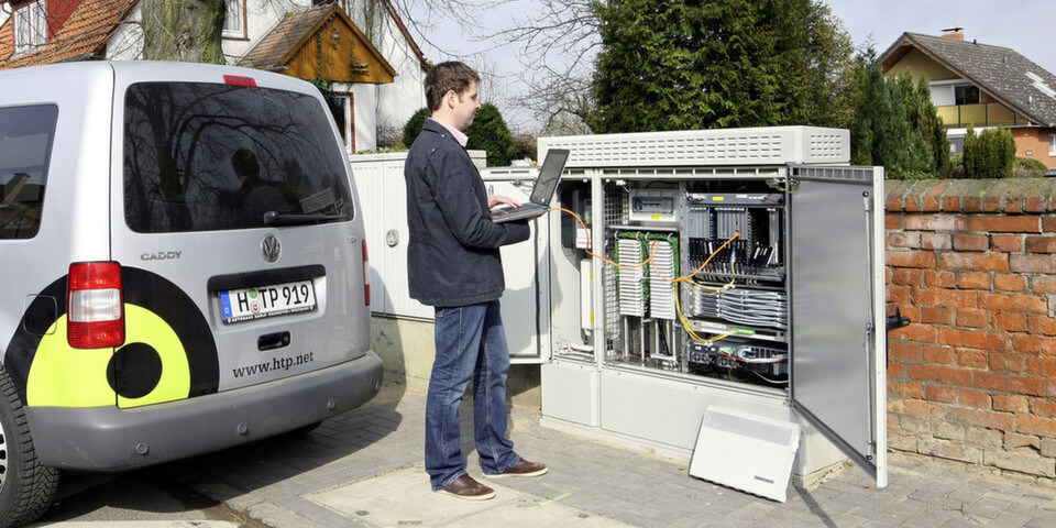 Der Telekommunikations-Dienstleister htp hat zahlreiche MileGate-Systeme für die Bereitstellung unterschiedlicher Sprach- und Datendienste aus Kabelverzweigern im Einsatz. Der Telekommunikations-Dienstleister htp hat zahlreiche MileGate-Systeme für die Bereitstellung unterschiedlicher Sprach- und Datendienste aus Kabelverzweigern im Einsatz.
