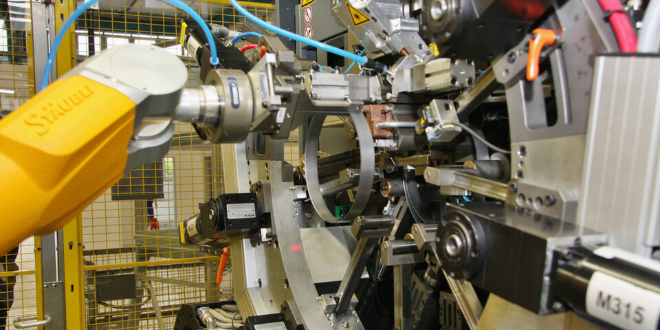 Labels an jedem Werkstück und die vollständige Vernetzung von Machinen sind das "Internet of Things" und läuten die vierte industrielle Revolution ein. Labels an jedem Werkstück und die vollständige Vernetzung von Machinen sind das "Internet of Things" und läuten die vierte industrielle Revolution ein.