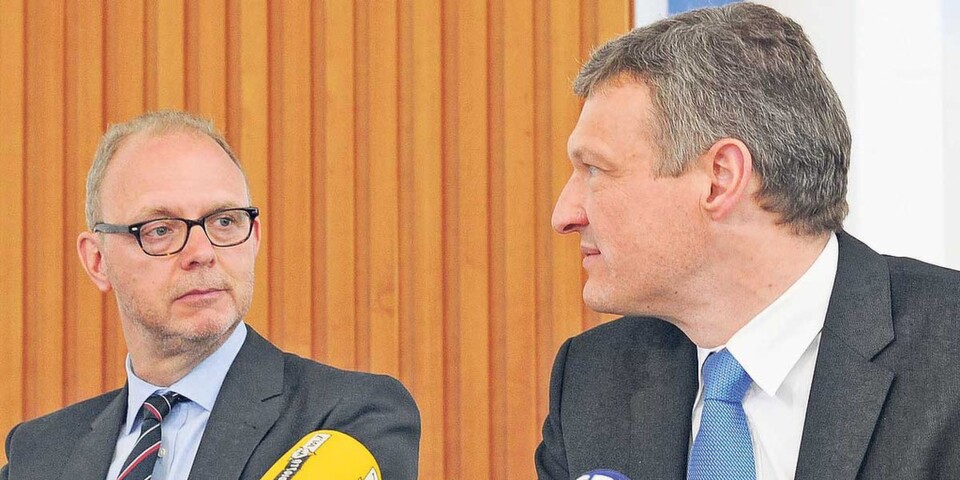 Auf einer Landespressekonferenz geben Finanzminister Stephan Toscani (links) und Landes-CIO Dr. Hanno Thewes die Neuausrichtung der Landes-IT bekannt Auf einer Landespressekonferenz geben Finanzminister Stephan Toscani (links) und Landes-CIO Dr. Hanno Thewes die Neuausrichtung der Landes-IT bekannt