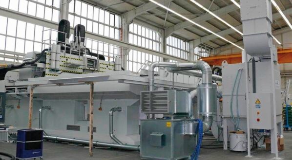 Kombinierte Staubabsaugung Bei der Portalfräsmaschine des Herstellers F. Zimmermann GmbH, Denkendorf, wird der CFK-Staub mit einer Kombination aus werkzeugnaher Absaugung und Raumabsaugung erfasst. Anschließend werden Abluft und Staub in einer Zentralanlage getrennt. Kombinierte Staubabsaugung Bei der Portalfräsmaschine des Herstellers F. Zimmermann GmbH, Denkendorf, wird der CFK-Staub mit einer Kombination aus werkzeugnaher Absaugung und Raumabsaugung erfasst. Anschließend werden Abluft und Staub in einer Zentralanlage getrennt.