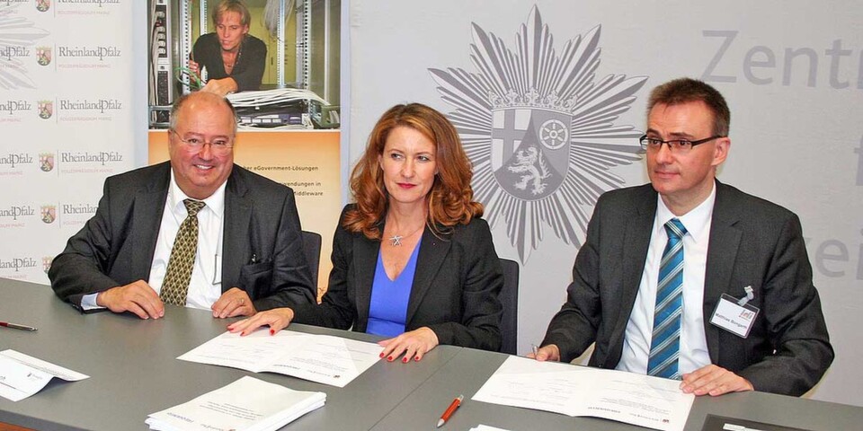 Dr. Hannes Bardach, Vorstandsvorsitzender Frequentis AG, Heike Raab, Staatssekretärin Ministerium des Innern, für Sport und Infrastruktur Rheinland-Pfalz, Matthias Bongarth, Geschäftsführer Landesbetrieb Daten und Information (v.l.n.r.) bei der Vertragsunterzeichnung Dr. Hannes Bardach, Vorstandsvorsitzender Frequentis AG, Heike Raab, Staatssekretärin Ministerium des Innern, für Sport und Infrastruktur Rheinland-Pfalz, Matthias Bongarth, Geschäftsführer Landesbetrieb Daten und Information (v.l.n.r.) bei der Vertragsunterzeichnung