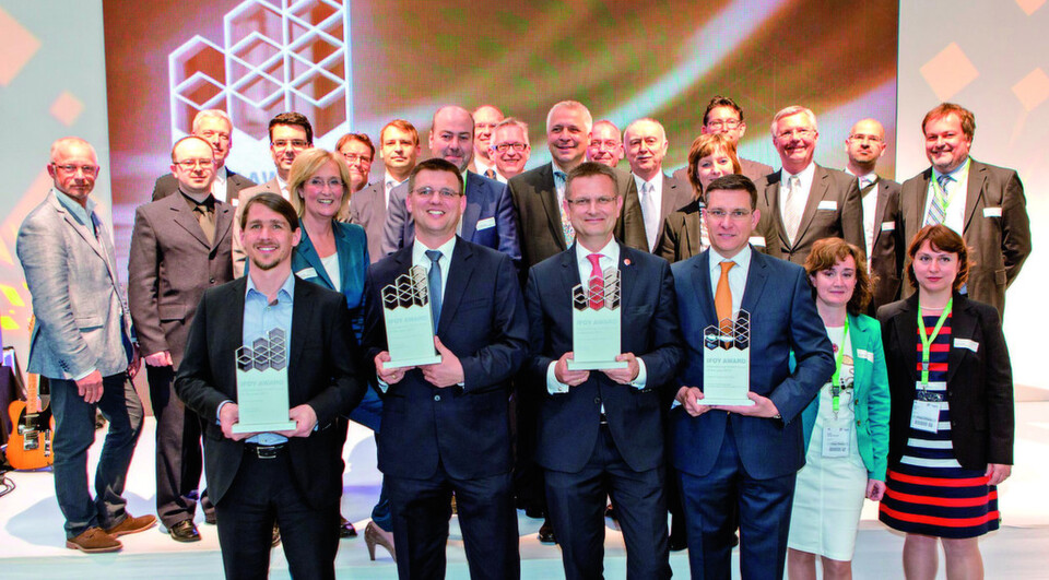 Die Protagonisten des 1. IFOY-Awards – Im Vordergrund die Vertreter der drei Gewinnerunternehmen Crown, Jungheinrich und Still, dahinter die Laudatoren und Jury-Mitglieder. Die Protagonisten des 1. IFOY-Awards – Im Vordergrund die Vertreter der drei Gewinnerunternehmen Crown, Jungheinrich und Still, dahinter die Laudatoren und Jury-Mitglieder.