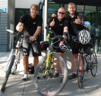 Robert Korherr, CEO von ProSoft und Daniel Luszczyk Mitarbeiter Vertrieb bei ProSoft begrüßen den Extremsportler James Ketchell (vlnr) bei seiner Ankunft in München. Robert Korherr, CEO von ProSoft und Daniel Luszczyk Mitarbeiter Vertrieb bei ProSoft begrüßen den Extremsportler James Ketchell (vlnr) bei seiner Ankunft in München.