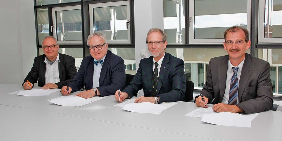 Vertragsunterzeichnung mit Dr. Knud Büchmann, Hans-Henning Lühr, Jens Lattmann, Dr. Johann Bizer (v.l.) Vertragsunterzeichnung mit Dr. Knud Büchmann, Hans-Henning Lühr, Jens Lattmann, Dr. Johann Bizer (v.l.)