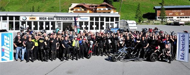 Gruppenbild aller Tourteilnehmer vor dem Highbike-Testcenter in Ischgl. Gruppenbild aller Tourteilnehmer vor dem Highbike-Testcenter in Ischgl.