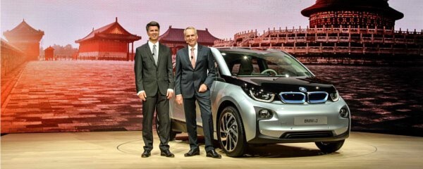 Weltpremiere BMW i3 in Peking, China: Dr. Friedrich Eichiner (rechts), Mitglied des Vorstands der BMW AG, Finanzen und Harald Krüger (links), Mitglied des Vorstands der BMW AG, Produktion. Weltpremiere BMW i3 in Peking, China: Dr. Friedrich Eichiner (rechts), Mitglied des Vorstands der BMW AG, Finanzen und Harald Krüger (links), Mitglied des Vorstands der BMW AG, Produktion.