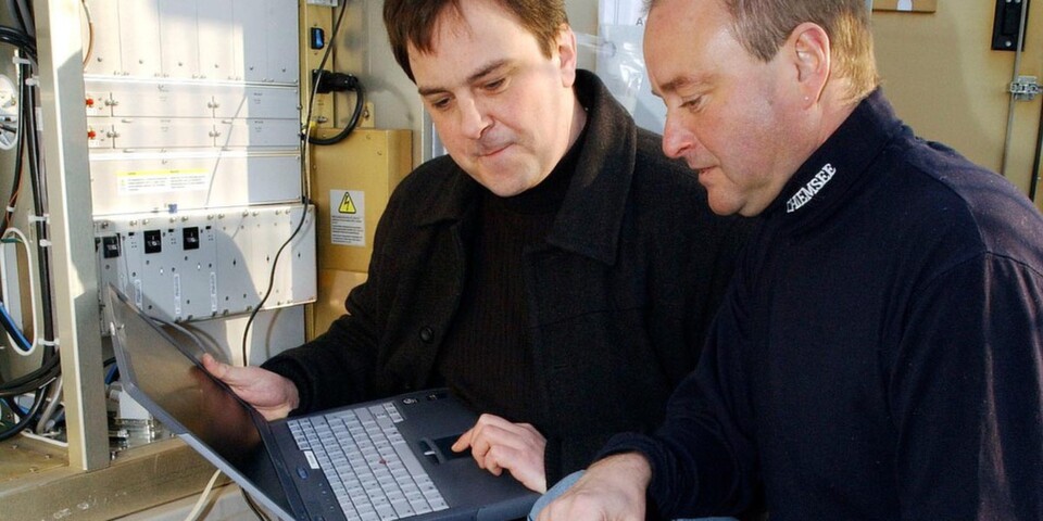 DB-Systel-Mitarbeiter prüfen die GSM-R-Technik. DB-Systel-Mitarbeiter prüfen die GSM-R-Technik.