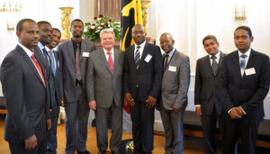 Die afrikanischen Stipendiaten können dank der Initiative „Afrika kommt ihr persönliches Netzwerk in Deutschland erweitern, an Weiterbildungsangeboten teilnehmen und so ihre internationale Erfahrung ausbauen. Die afrikanischen Stipendiaten können dank der Initiative „Afrika kommt ihr persönliches Netzwerk in Deutschland erweitern, an Weiterbildungsangeboten teilnehmen und so ihre internationale Erfahrung ausbauen.