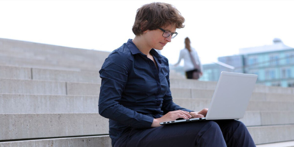 Der Einzug mobiler und in leistungsfähige Netze eingebundener Endgeräte in die Arbeitswelt transformiert Wirtschaft und Gesellschaft, zeigt die Bitkom-Studie „Arbeit 3.0“. Der Einzug mobiler und in leistungsfähige Netze eingebundener Endgeräte in die Arbeitswelt transformiert Wirtschaft und Gesellschaft, zeigt die Bitkom-Studie „Arbeit 3.0“.