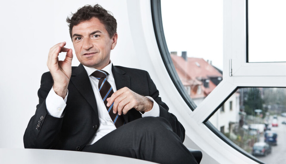 Dr. Ferri Abolhassan, Geschäftsführer der T-Systems International GmbH: "Cloud Services setzen Expertise auf allen Ebenen voraus: Notwendig sind sowohl hochmoderne Technologien als auch reibungslose Prozesse und ein breitgefächertes Know-how." Dr. Ferri Abolhassan, Geschäftsführer der T-Systems International GmbH: "Cloud Services setzen Expertise auf allen Ebenen voraus: Notwendig sind sowohl hochmoderne Technologien als auch reibungslose Prozesse und ein breitgefächertes Know-how."