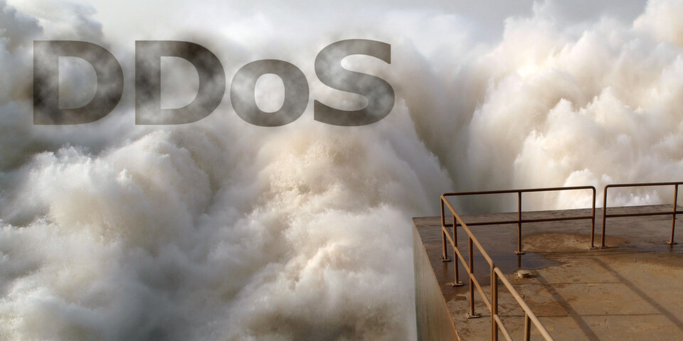 Hacker nutzen eine volumetrische DDoS-Attacke, um das Netzwerk und die Bandbreite des ausgewählten Opfers mit gefälschten Anfragen zu verstopfen. Hacker nutzen eine volumetrische DDoS-Attacke, um das Netzwerk und die Bandbreite des ausgewählten Opfers mit gefälschten Anfragen zu verstopfen.