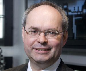 Prof. Dr. Jürgen Fleischer: „Mit dieser neuartigen Forschungsinfrastruktur gehen wir jetzt daran, noch unreife Produktionsprozesse bereits in einem frühen Stadium zu validieren, zu automatisieren und damit industrietauglich zu machen.“ Prof. Dr. Jürgen Fleischer: „Mit dieser neuartigen Forschungsinfrastruktur gehen wir jetzt daran, noch unreife Produktionsprozesse bereits in einem frühen Stadium zu validieren, zu automatisieren und damit industrietauglich zu machen.“