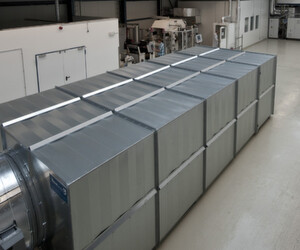 Auf fast 1500 Quadratmetern entwickelt das KIT neuartigeProduktionsverfahren für kostengünstigere und leistungsfähigereLithium-Ionen-Batterien. Auf fast 1500 Quadratmetern entwickelt das KIT neuartigeProduktionsverfahren für kostengünstigere und leistungsfähigereLithium-Ionen-Batterien.