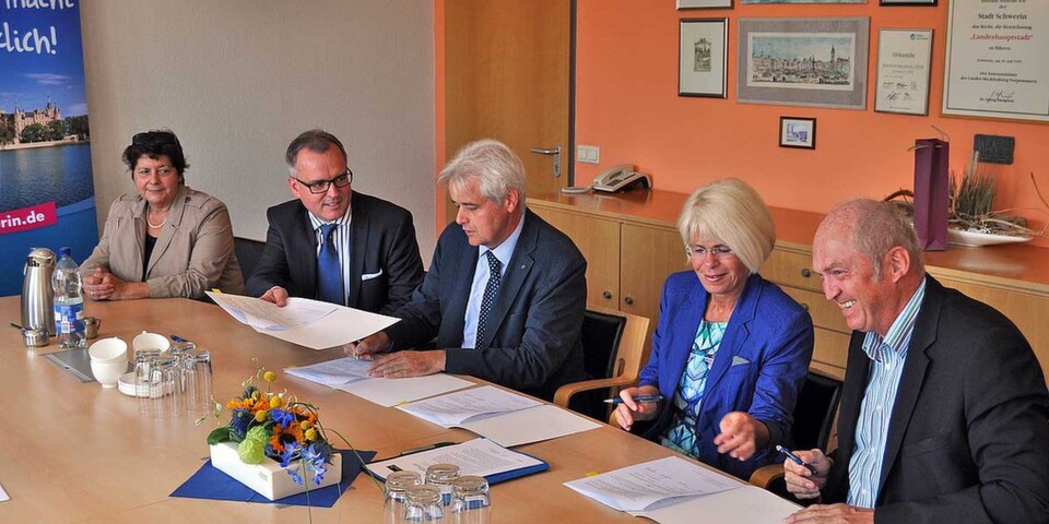 Giesela Schwarz, Kreistagspräsidentin des Kreistages Ludwigslust-Parchim; Matthias Effenberger, Geschäftsführer SIS Schweriner IT- und Service GmbH und Vorstand der Kommunalservice Mecklenburg AöR; Wolfgang Schmülling, Beigeordneter und 1. stellv. des Landrates des Landkreises Ludwigslust-Parchim; Angelika Gramkow, Oberbürgermeisterin Landeshauptstadt Schwerin sowie Dr. Wolfram Friedersdorff, Beigeordneter Dezernat III und 1. Stellvertreter der Oberbürgermeisterin (v. l.) Giesela Schwarz, Kreistagspräsidentin des Kreistages Ludwigslust-Parchim; Matthias Effenberger, Geschäftsführer SIS Schweriner IT- und Service GmbH und Vorstand der Kommunalservice Mecklenburg AöR; Wolfgang Schmülling, Beigeordneter und 1. stellv. des Landrates des Landkreises Ludwigslust-Parchim; Angelika Gramkow, Oberbürgermeisterin Landeshauptstadt Schwerin sowie Dr. Wolfram Friedersdorff, Beigeordneter Dezernat III und 1. Stellvertreter der Oberbürgermeisterin (v. l.)