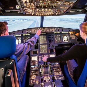 Das Cockpit eines modernen Verkehrsflugzeugs (hier der DLR-Simulator in Braunschweig) – wie sicher sind die Flight-Management-Systeme gegen das Einschleusen bösartiger Software? Es gibt Lösungen, die sicherstellen, dass nur die Software auf den Rechnern läuft, die auch dort hingehört. Das Cockpit eines modernen Verkehrsflugzeugs (hier der DLR-Simulator in Braunschweig) – wie sicher sind die Flight-Management-Systeme gegen das Einschleusen bösartiger Software? Es gibt Lösungen, die sicherstellen, dass nur die Software auf den Rechnern läuft, die auch dort hingehört.