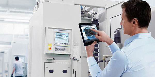 Mit der Schnittstellentechnik von Open Core Engineering können Ingenieure erstmals viele definierte Schnittstellen mit individuellen Software-Funktionen erstellen und dabei direkt auf die Steuerung zugreifen. Mit der Schnittstellentechnik von Open Core Engineering können Ingenieure erstmals viele definierte Schnittstellen mit individuellen Software-Funktionen erstellen und dabei direkt auf die Steuerung zugreifen.