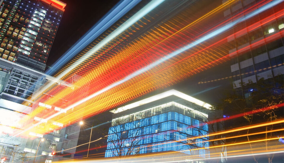 Das Netzwerk verbindet, Menschen, Rechner und Programme, doch nur noch Weniges muss fix bleiben; die Mobilität ivon virtuellen Maschinen etwa basiert auf einem skalierbaren und verfügbaren Layer-2 Netzwerk mit höherer Nutzung der Netzwerkbandbreiten. Das Netzwerk verbindet, Menschen, Rechner und Programme, doch nur noch Weniges muss fix bleiben; die Mobilität ivon virtuellen Maschinen etwa basiert auf einem skalierbaren und verfügbaren Layer-2 Netzwerk mit höherer Nutzung der Netzwerkbandbreiten.