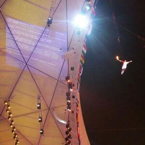 Bei der Eröffnung der Sommerspiele 2008 in Peking schwebte der chinesische Turner Li Ning nach oben, um die Olympische Flamme zu entzünden. Dabei zeigte sich links der berüchtigte „Blue Screen of Death“. Das Foto wurde lange als Fake betrachtet. Einige Besucher der Eröffnungsfeier bestätigen jedoch, den Bluescreen tatsächlich gesehen zu haben. Bei der Eröffnung der Sommerspiele 2008 in Peking schwebte der chinesische Turner Li Ning nach oben, um die Olympische Flamme zu entzünden. Dabei zeigte sich links der berüchtigte „Blue Screen of Death“. Das Foto wurde lange als Fake betrachtet. Einige Besucher der Eröffnungsfeier bestätigen jedoch, den Bluescreen tatsächlich gesehen zu haben.