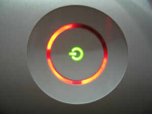 Der Red Ring of Death ist ein gefürchteter Betriebszustand der Xbox 360. Er taucht vor allem auf, wenn die Spielkonsole überhitzt. Der Red Ring of Death ist ein gefürchteter Betriebszustand der Xbox 360. Er taucht vor allem auf, wenn die Spielkonsole überhitzt.