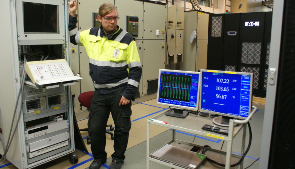 Einer der Test-Ingenieure der USV-Fabrik von Eaton in Espoo, Finnland, demonstriert das Ergebnis eines Effiziuenztests für die USV-Anlage "Eaton 93 PM UPS" bei rund 100 Kilowatt im Doppelwandlerbetrieb: zu rund 97 Prozent effizient. (Weitere Bilder aus der Fabrikation in Espoo: siehe Link unten, zur Bildergalerie) Einer der Test-Ingenieure der USV-Fabrik von Eaton in Espoo, Finnland, demonstriert das Ergebnis eines Effiziuenztests für die USV-Anlage "Eaton 93 PM UPS" bei rund 100 Kilowatt im Doppelwandlerbetrieb: zu rund 97 Prozent effizient. (Weitere Bilder aus der Fabrikation in Espoo: siehe Link unten, zur Bildergalerie)