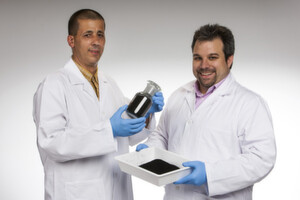 Das Porocarb Entwicklerteam: Jörg Becker (links) und Dr. Christian Neumann (rechts) präsentieren ihre porösen Kohlenstoffpulver. Das Porocarb Entwicklerteam: Jörg Becker (links) und Dr. Christian Neumann (rechts) präsentieren ihre porösen Kohlenstoffpulver.