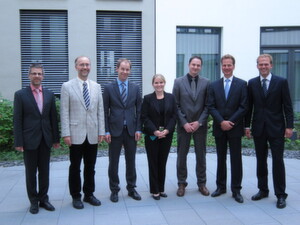 Die Projektleiter von econnect Germany: v.l. Falko Willmes, Stadtwerke Trier, Dr. Winfried Damm, Stadtwerke Leipzig, Markus Lange-Stuntebeck, Stadtwerke Osnabrück, Anna Brauer, Stadtwerke Duisburg, Stefan Sievert, Allgäuer Überlandwerk, Georg Wember, Energieversorgung Sylt, Hauke Hinrichs ,smartlab/STAWAG. Die Projektleiter von econnect Germany: v.l. Falko Willmes, Stadtwerke Trier, Dr. Winfried Damm, Stadtwerke Leipzig, Markus Lange-Stuntebeck, Stadtwerke Osnabrück, Anna Brauer, Stadtwerke Duisburg, Stefan Sievert, Allgäuer Überlandwerk, Georg Wember, Energieversorgung Sylt, Hauke Hinrichs ,smartlab/STAWAG.